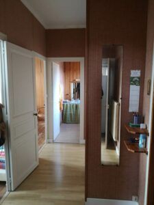 Palier avant transformation, sombre et encombré